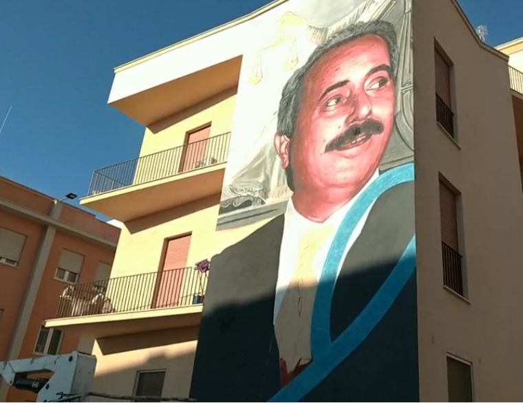 Strage di Capaci, murale con Giovanni Falcone realizzato a Trapani [VIDEO]