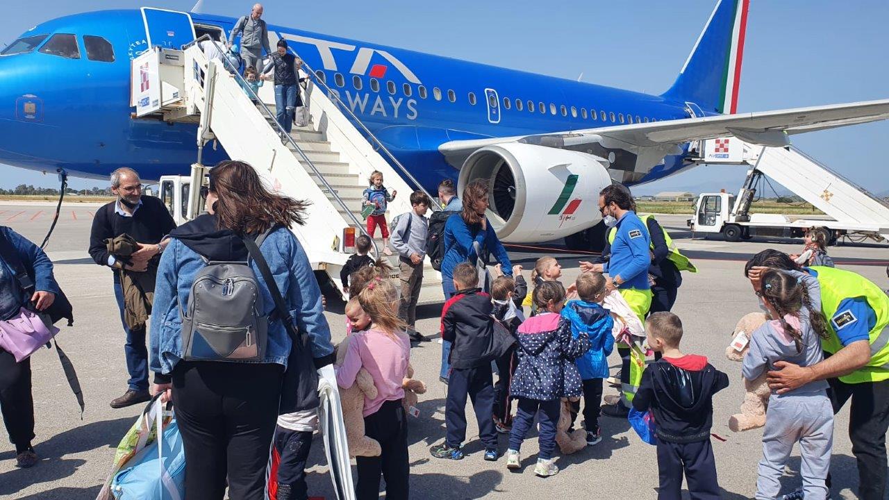 Atterrato a Trapani il volo con gli orfani ucraini