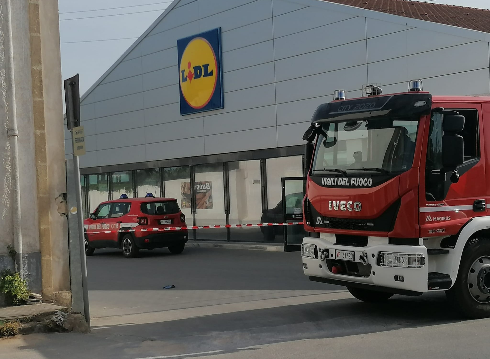 Marsala, incendio per un corto circuito in un supermercato: intervengono i Vigili del fuoco