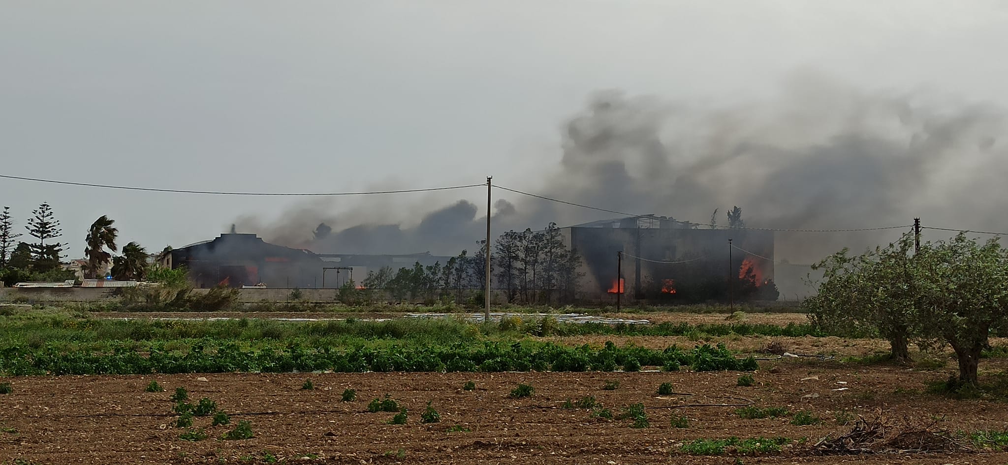 Trapani, vasto incendio nella sede di un mobilificio