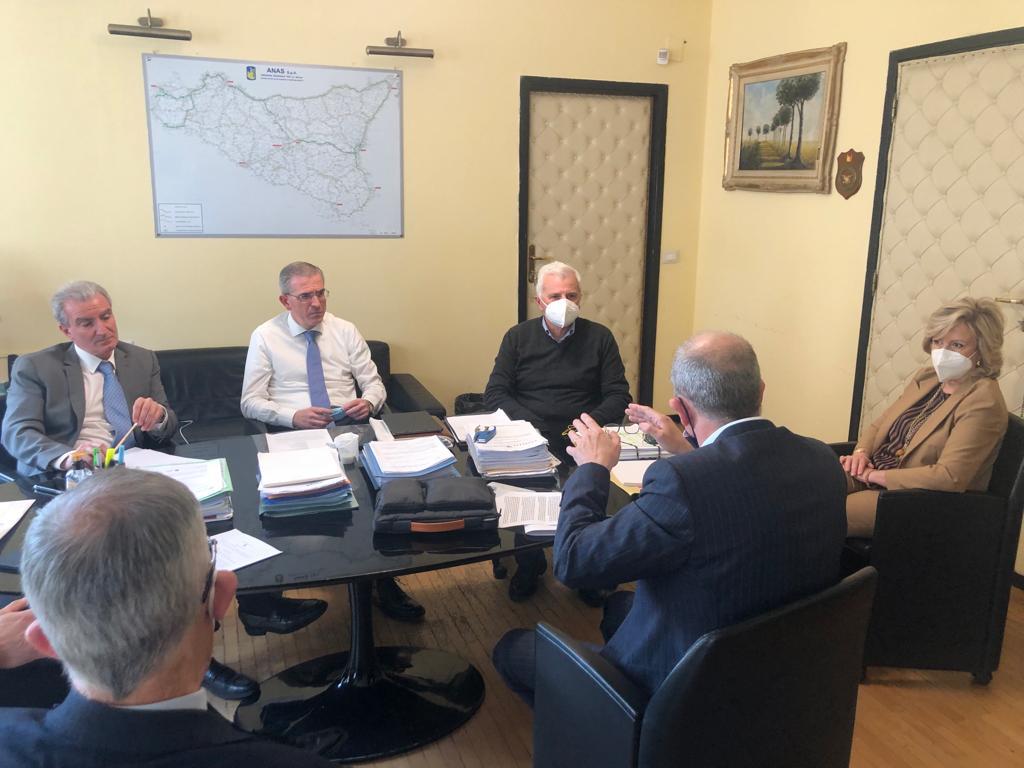 Rincari trasporti isole minori, l’assessore Falcone: «Congelati gli aumenti»