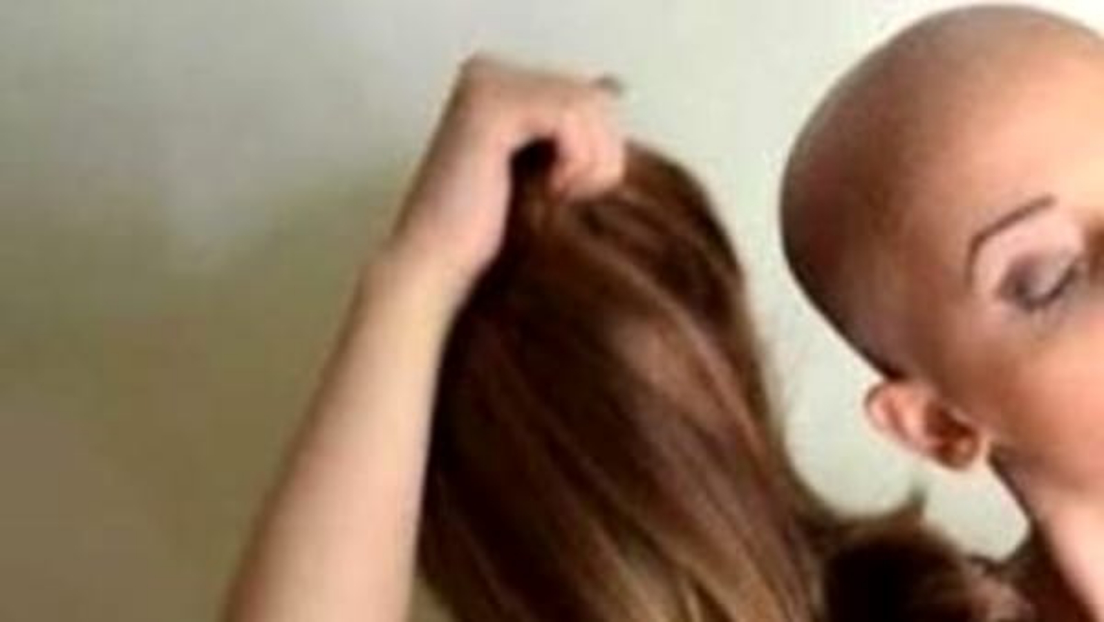 Donne in terapia contro il cancro, dalla Regione contributo per l’acquisto di parrucche