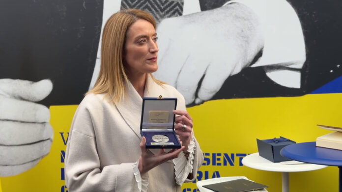 Lagalla dona a Metsola medaglia d'argento della Città di Palermo