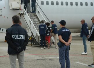 Contrasto all’immigrazione clandestina, espulsi 19 cittadini egiziani / Video