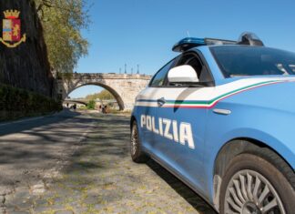 Si libera del braccialetto e incendia negozio ex compagna, arrestato a Roma